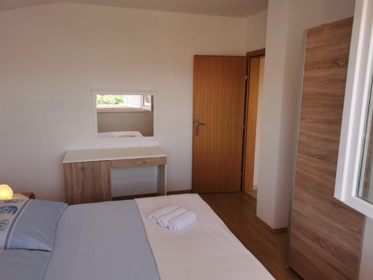 Apartment Milka Vir Luaran gambar